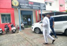 बारिश में बिना छाता, बिना एस्कॉर्ट निकले ऊर्जा मंत्री एके शर्मा