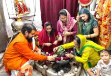 श्री कोतवालेश्वर महादेव मंदिर में महिलाओं ने महादेव को बांधी राखी