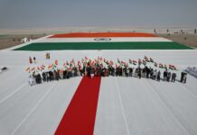 कच्छ के रण में फहराया दुनिया का सबसे विशाल खादी का तिरंगा