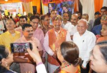 लखनऊ पूर्वी में फूलों की होली संग होली मिलन समारोह, पढ़े रिपोर्ट