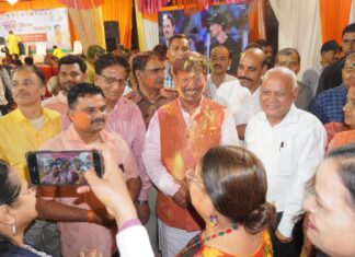 लखनऊ पूर्वी में फूलों की होली संग होली मिलन समारोह, पढ़े रिपोर्ट