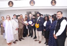 लंदन के न्यायिक दल ने यूपीएसआईएफएस में देखी डीएनए व एआई ड्रोन लैब