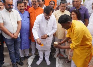 गोमतीनगर को बड़ी सौगात: पीएनबी मोड़ से रेलवे स्टेशन होते हुए शहीद पथ मार्ग तक डबल डिवाइडर रोड के विशेष मरम्मत कार्य का विधायक ओ.पी. श्रीवास्तव ने किया शुभारंभ, हजारों यात्रियों को मिलेगा लाभ