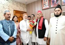 लखनऊ में ईद के मौके पर अखिलेश यादव का भव्य स्वागत