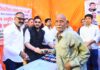 डॉ. अखिलेश दास गुप्ता की स्मृति में 600 जरूरतमंदों को नजर के चश्मे वितरित