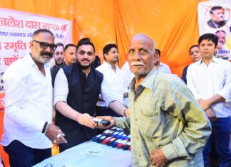 पूर्व केन्द्रीय मंत्री डॉ0 अखिलेश दास गुप्ता की पावन स्मृति में निःशुल्क नजर के चश्मे का कई स्थानों पर किया गया वितरण