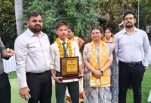 कक्षा 12वीं यूपी बोर्ड परीक्षा में लखनऊ में प्रथम स्थान प्राप्त करने पर सुभान अली को जिलाधिकारी द्वारा सम्मानित किया गया