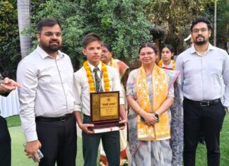 कक्षा 12वीं यूपी बोर्ड परीक्षा में लखनऊ में प्रथम स्थान प्राप्त करने पर सुभान अली को जिलाधिकारी द्वारा सम्मानित किया गया