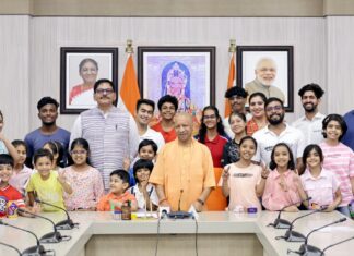 “जेवर विधायक के साथ स्केटर बच्चों की सीएम योगी आदित्यनाथ से मुलाकात, खेल सुविधाओं के लिए जताया आभार”