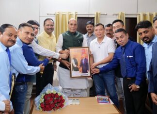 रक्षा मंत्री राजनाथ सिंह से वोवीनाम फेडरेशन अध्यक्ष प्रवीण गर्ग और वियतनामी प्रशिक्षकों ने भेंट की