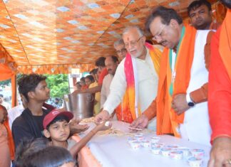 छठे बड़े मंगल पर इंदिरा नगर बना आस्था का केंद्र, विधायक ओ.पी. श्रीवास्तव के सौजन्य से विशाल भंडारे में उमड़ा जनसैलाब