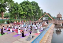 गोमती किनारे फिर शुरू हुआ ‘रिवर योग’, योग के साथ नदी संरक्षण का संदेश