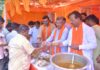 सातवें बड़े मंगल पर भंडारों में पहुंचे ओपी श्रीवास्तव, श्रद्धालुओं संग लिया प्रसाद