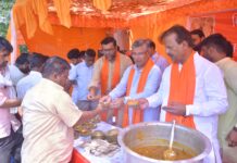 सातवें बड़े मंगल पर भंडारों में पहुंचे ओपी श्रीवास्तव, श्रद्धालुओं संग लिया प्रसाद