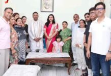 महाराजगंज जिले में चल रहे विकास कार्यों में तेजी लाने तथा विभिन्न विकास परियोजनाओं को आगे बढ़ाने को लेकर भारतीय जनता पार्टी के प्रदेश अध्यक्ष एवं केंद्रीय राज्य मंत्री पंकज चौधरी ने संगठन पदाधिकारियों और कार्यकर्ताओं के साथ विस्तृत चर्चा की।