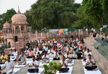 रिवर योग 2026 का समापन, गोमती किनारे योग और पर्यावरण का संदेश