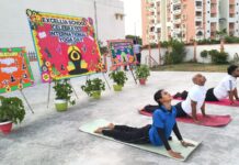 एक्सीलिया स्कूल में अंतर्राष्ट्रीय योग दिवस पर योगाभ्यास कार्यक्रम