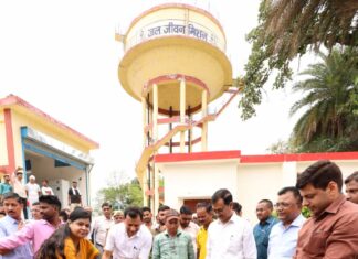 झांसी का लुहारी गांव बना जल अर्पण ग्राम, विधायक ने जल कलश देकर ग्रामीणों को सौंपी जलापूर्ति की जिम्मेदारी