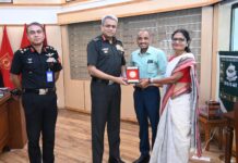 लेफ्टिनेंट जनरल अनिंद्य सेनगुप्ता ने कर्नल बजरंग सिंह (रिटायर्ड) और आशा सिंह से मुलाकात की