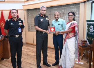लेफ्टिनेंट जनरल अनिंद्य सेनगुप्ता ने कर्नल बजरंग सिंह (रिटायर्ड) और आशा सिंह से मुलाकात की