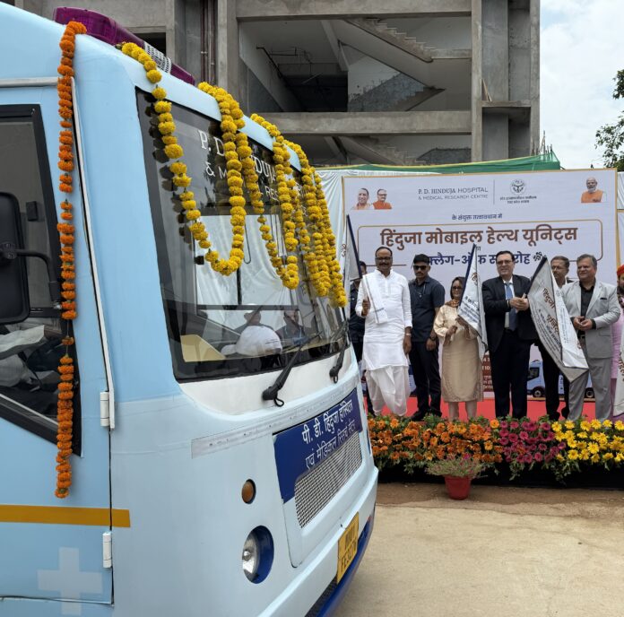 Shri Brajesh Pathak Flagging of Mobile Health Units by PD Hinduja Hospital.jpg