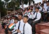 आज़ादी के जश्न के उपलक्ष्य में छात्र, सैनिकों और परिवारों ने स्मृतिका वॉर मेमोरियल का दौरा किया
