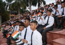 आज़ादी के जश्न के उपलक्ष्य में छात्र, सैनिकों और परिवारों ने स्मृतिका वॉर मेमोरियल का दौरा किया