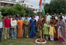 आदर्श पार्क में प्रियदर्शिनी के लोगों ने फहराया तिरंगा