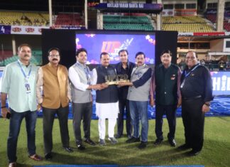 करन शर्मा का शतक, अभिषेक का अर्धशतक, काशी रुद्रास ने बनाये 217 रन