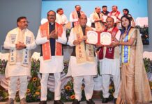 ज्ञान अर्जित करो, संवैधानिक माध्यमों से अन्याय पर सवाल उठाओ और लोकतांत्रिक तरीकों से बदलाव लाओ: रक्षा मंत्री का युवाओं से आह्वान