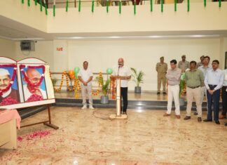 लखनऊ कारागार मुख्यालय में मनाई गई गांधी-शास्त्री जयंती, सुधारोन्मुख व्यवस्था का लिया संकल्प