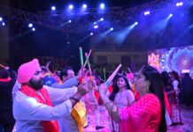 ओमैक्स द रिजॉर्ट में सजी डांडिया नाइट, साथ में सैंपल फ्लैट का अनावरण भी